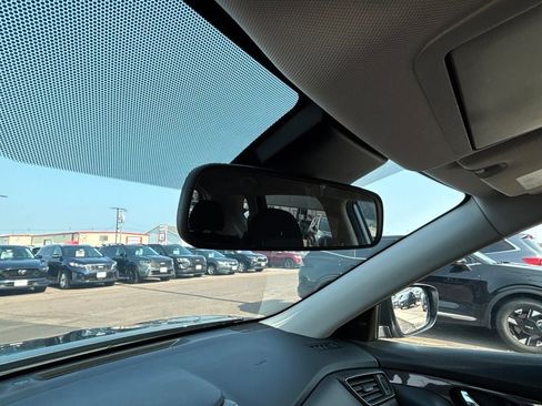 Used 2020 Nissan Rogue SV AWD/4WD image 18