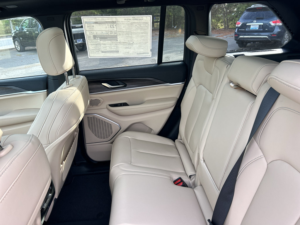 New 2026 Jeep Grand Cherokee Limited w/ Limited Altitude Package AWD/4WD image 17