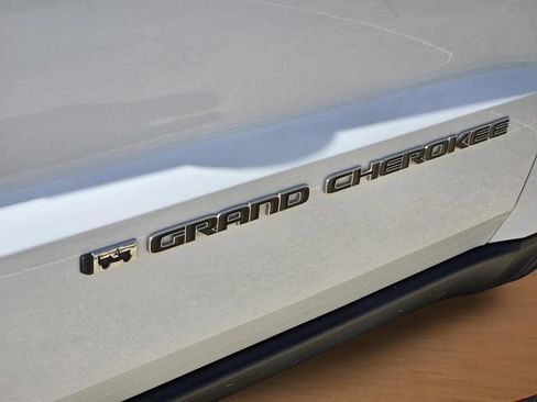 Certified 2022 Jeep Grand Cherokee Laredo X image 28