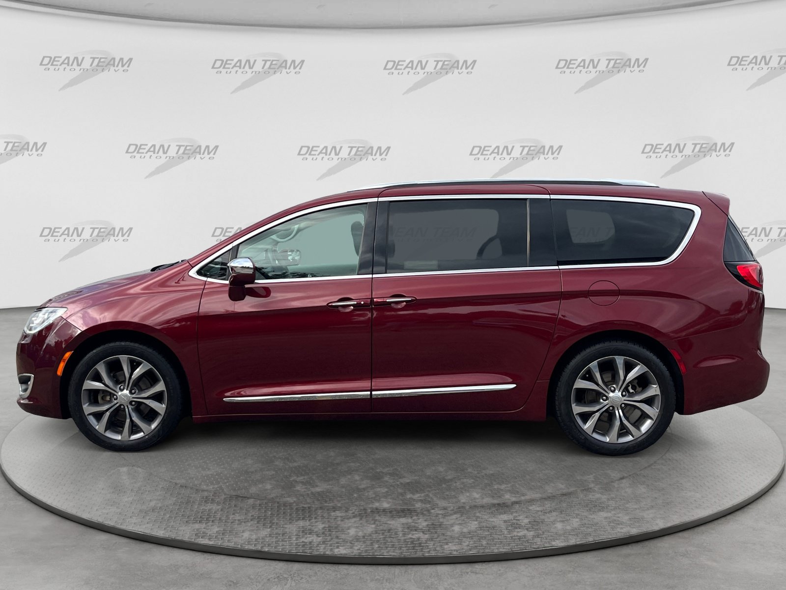 Used 2018 Chrysler Pacifica Limited w/ Tire & Wheel Group FWD image 4
