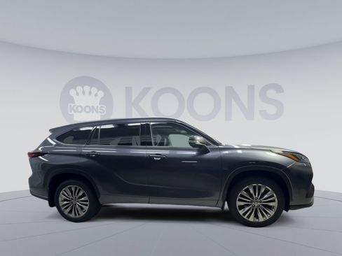 Used 2025 Toyota Highlander Platinum AWD/4WD image 12