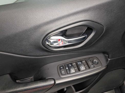 Used 2021 Jeep Cherokee Trailhawk AWD/4WD image 39