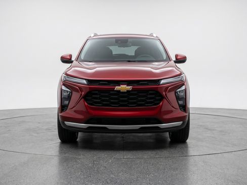 Used 2025 Chevrolet Trax LT FWD image 2