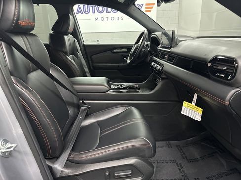 Used 2025 Honda Pilot TrailSport image 20
