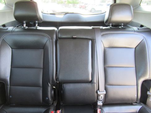 Used 2023 GMC Terrain SLT image 16