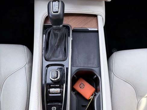 Used 2021 Volvo XC90 T6 Momentum image 29