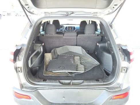 Used 2017 Jeep Cherokee Latitude w/ Cold Weather Group image 16