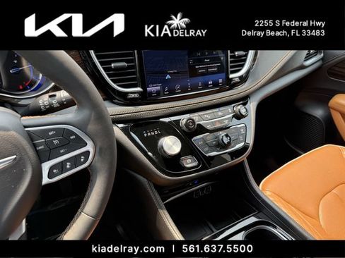 Used 2023 Chrysler Pacifica Pinnacle FWD image 28