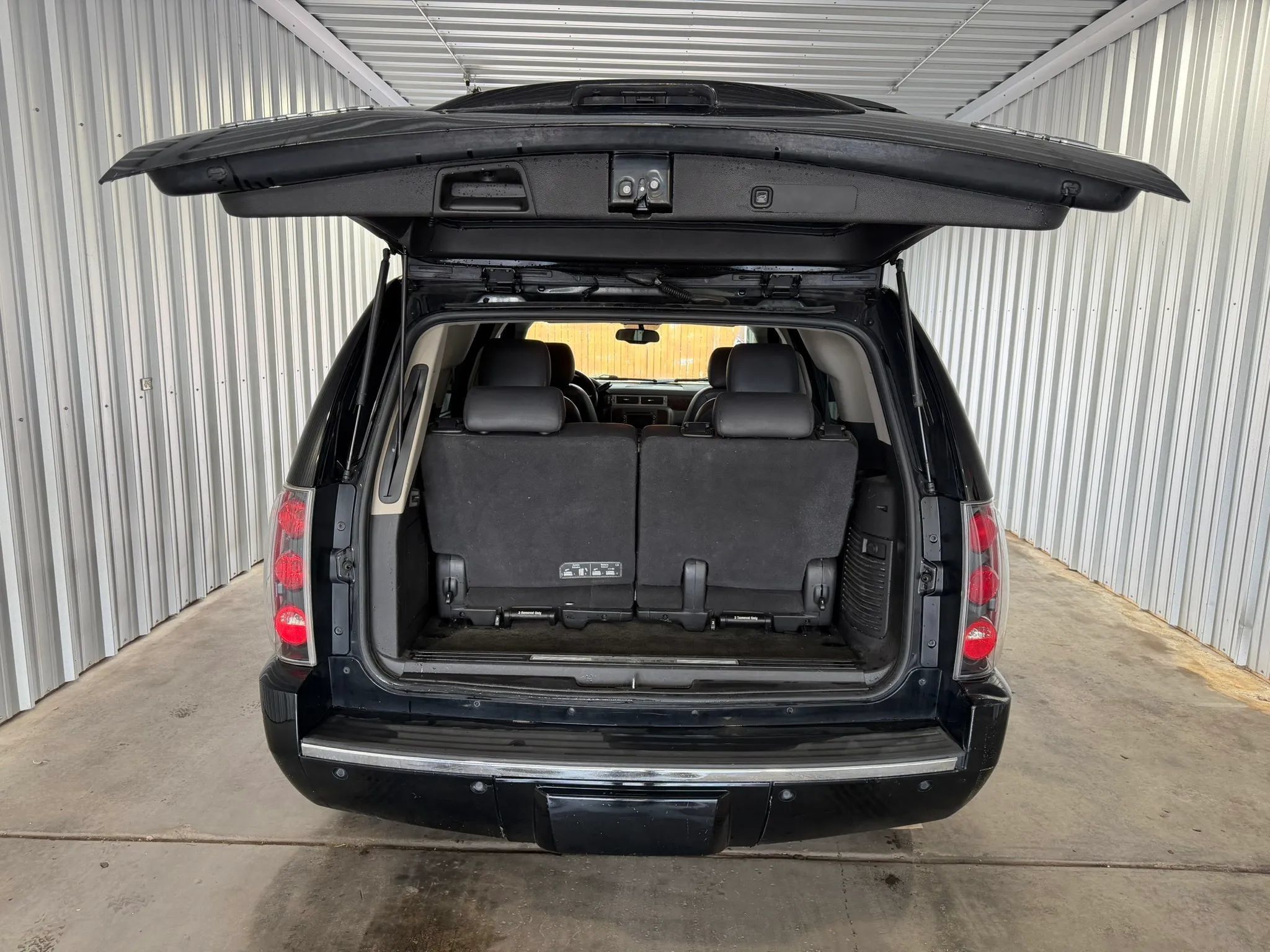 Used 2011 GMC Yukon Denali RWD image 19