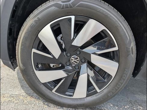 Used 2024 Volkswagen Atlas Cross Sport SE FWD image 12