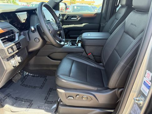 Used 2025 GMC Yukon XL Denali AWD/4WD image 10