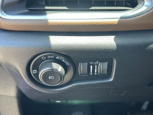 Used 2021 Chrysler Pacifica Limited w/ Premium & Safety Sphere Group FWD image 32