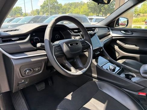 Used 2024 Jeep Grand Cherokee Altitude AWD/4WD image 10