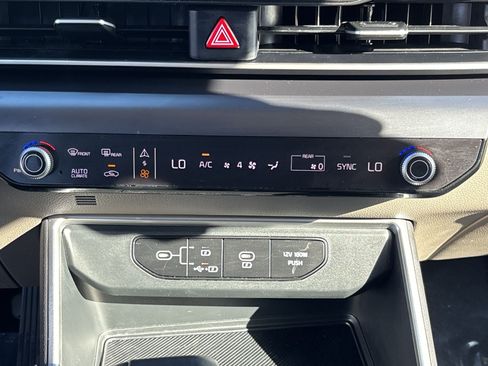 Used 2025 Kia Carnival FWD image 16