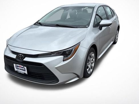 Used 2025 Toyota Corolla LE image 2