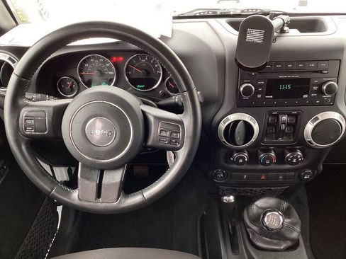 Used 2017 Jeep Wrangler Unlimited Rubicon w/ Max Tow Package image 18