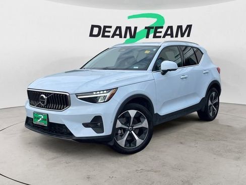 Used 2025 Volvo XC40 B5 Plus AWD/4WD image 3