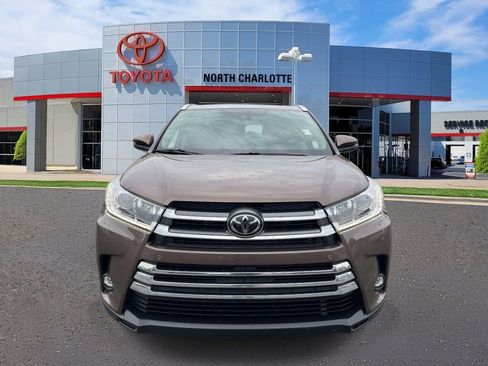 Used 2019 Toyota Highlander Limited FWD image 2