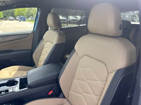 Used 2024 Volkswagen Atlas Cross Sport SE FWD image 9