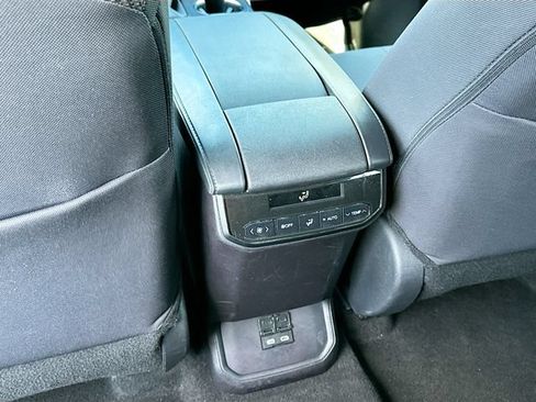 Used 2024 Toyota Highlander LE AWD/4WD image 23