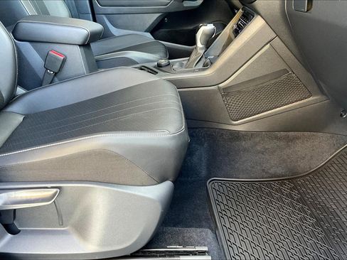 Used 2022 Volkswagen Tiguan SE image 21