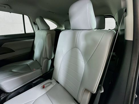 Used 2023 Toyota Highlander XLE image 24