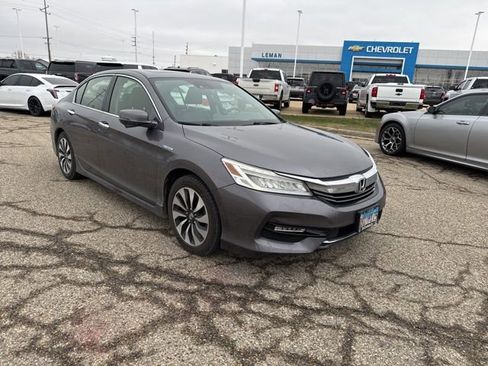Used 2017 Honda Accord Touring image 2