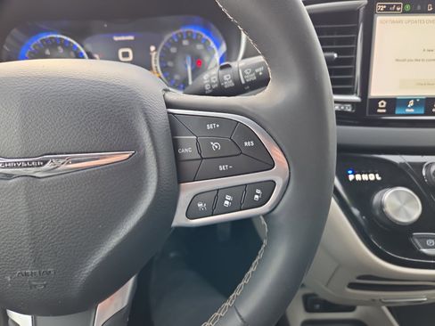 Used 2024 Chrysler Pacifica Touring-L image 20