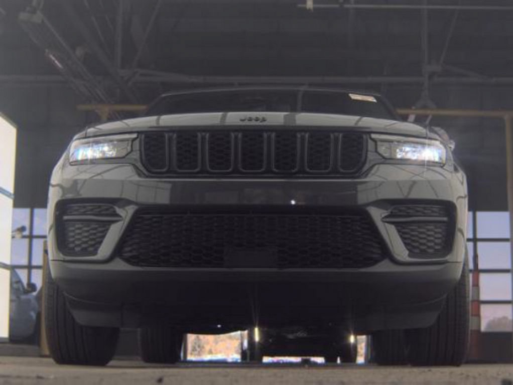 Used 2024 Jeep Grand Cherokee Altitude AWD/4WD image 3
