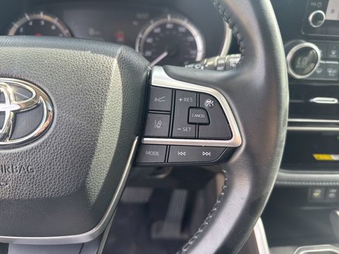 Used 2023 Toyota Highlander XLE FWD image 27