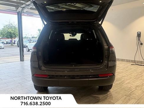 Used 2023 Jeep Grand Cherokee Altitude AWD/4WD image 21