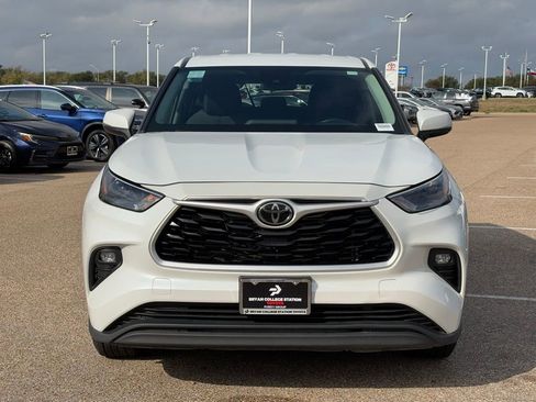Used 2023 Toyota Highlander LE image 3