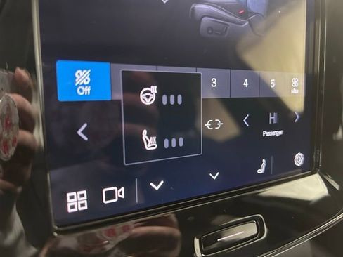 Used 2025 Volvo XC40 B5 Core image 19