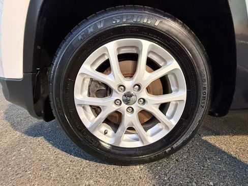 Used 2016 Jeep Cherokee Latitude w/ Cold Weather Group FWD image 32
