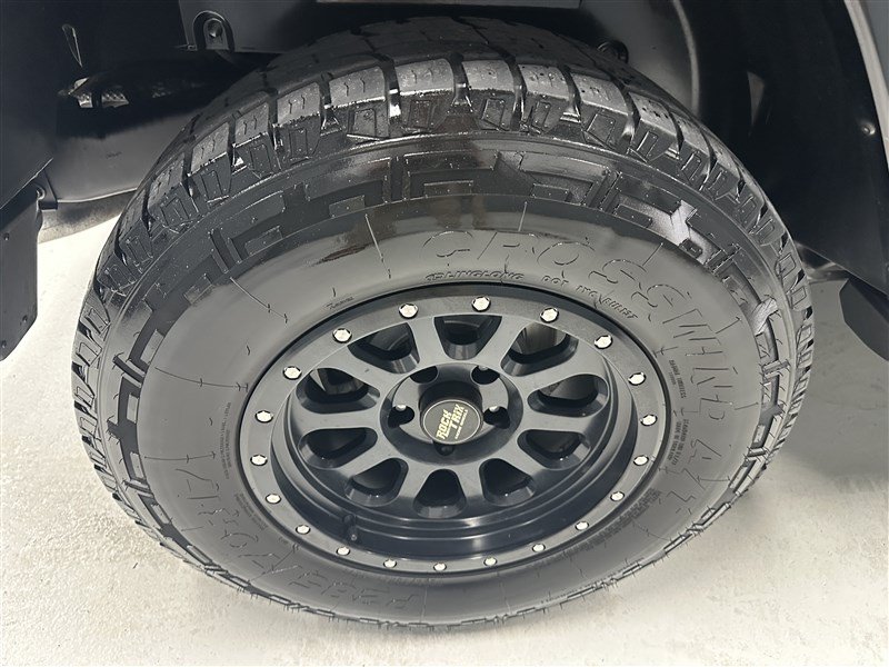 Used 2018 Jeep Wrangler Sahara w/ Connectivity Group AWD/4WD image 13