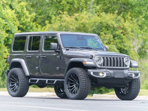 Used 2025 Jeep Wrangler Unlimited Sahara AWD/4WD image 40