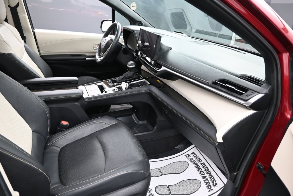 Used 2025 Toyota Sienna Platinum AWD/4WD image 26