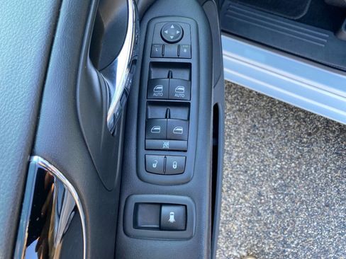 Used 2019 Dodge Grand Caravan SXT image 11