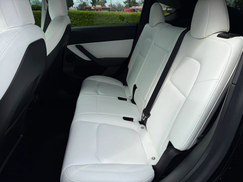 Used 2022 Tesla Model Y Performance image 14