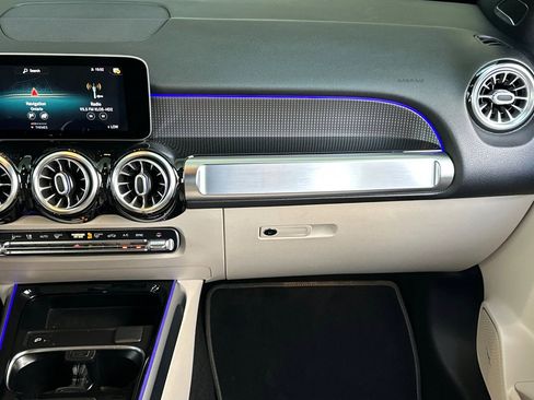Used 2021 Mercedes-Benz GLB 250 4MATIC image 29