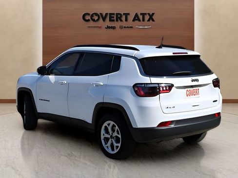 Used 2025 Jeep Compass Latitude image 3