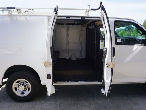 Used 2022 Chevrolet Express 2500 w/ Driver Convenience Package RWD image 12