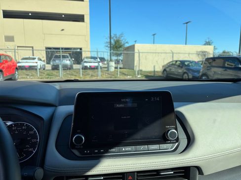 Used 2025 Nissan Rogue SV image 17