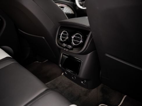Used 2021 Bentley Bentayga Plug-In Hybrid AWD/4WD image 69