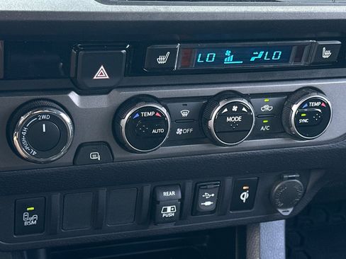 Used 2018 Toyota Tacoma TRD Sport AWD/4WD image 20