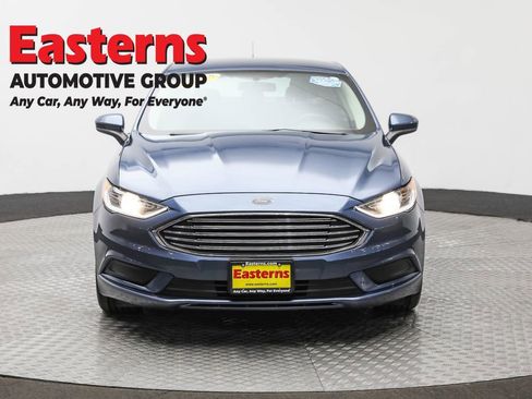 Used 2018 Ford Fusion SE image 2