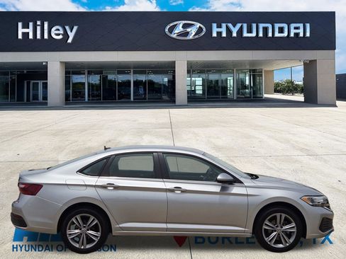 Used 2023 Volkswagen Jetta SE FWD image 3