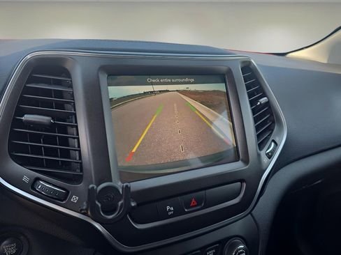 Used 2019 Jeep Cherokee Trailhawk w/ Cold Weather Group image 15