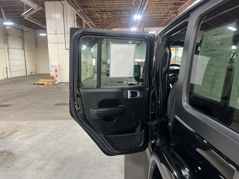 Used 2023 Jeep Wrangler Unlimited Rubicon w/ Cold Weather Group AWD/4WD image 21