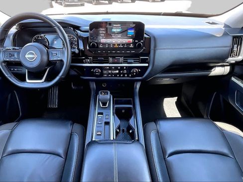 Used 2025 Nissan Pathfinder SL FWD image 14